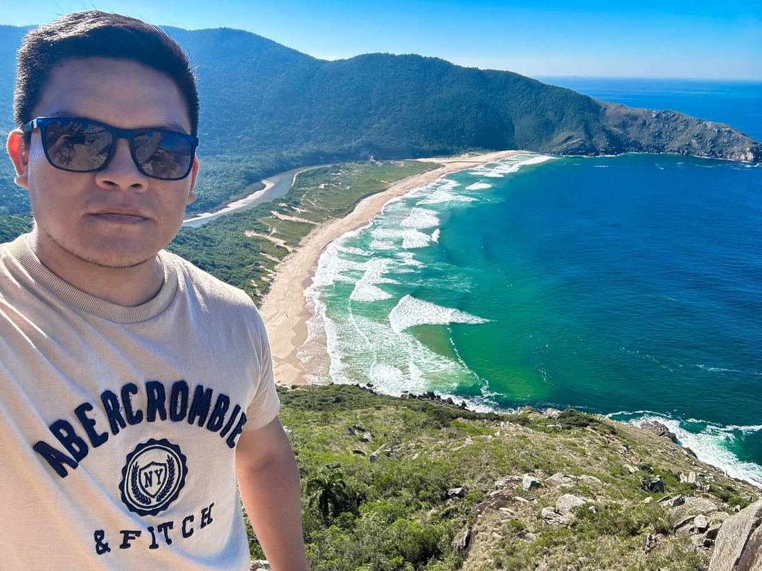 Trilha à beira-mar em Florianópolis, SC